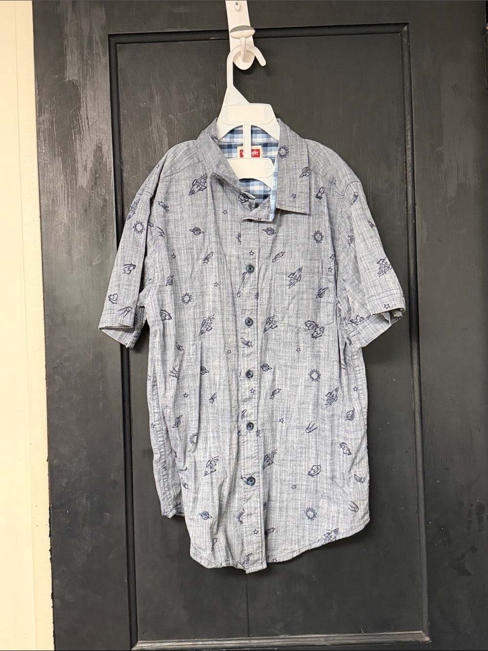 Men's Short-Sleeve Button-Up Shirt in Light Blue - Casual Print